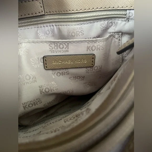Authentic Michael Kors Leather Handbag in Tan- Size Medium - Picture 12 of 16